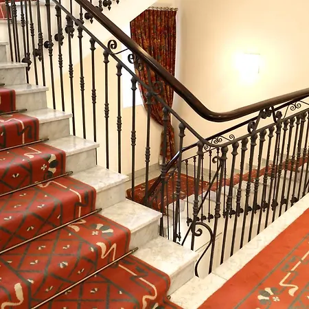 فندق Grand Des Ambassadeurs مينتون